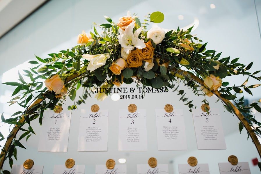Fleuriste À la vie au vert – arche dorée plan de table roses orange
