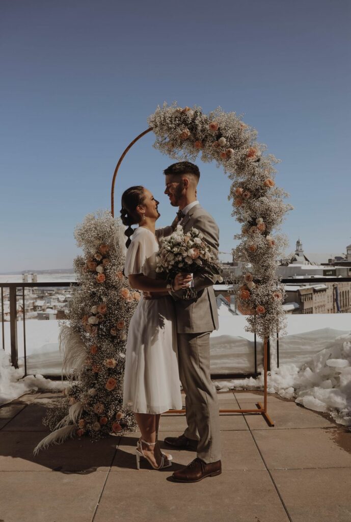 Fleuriste À la vie au vert – arche pampas couple mariés