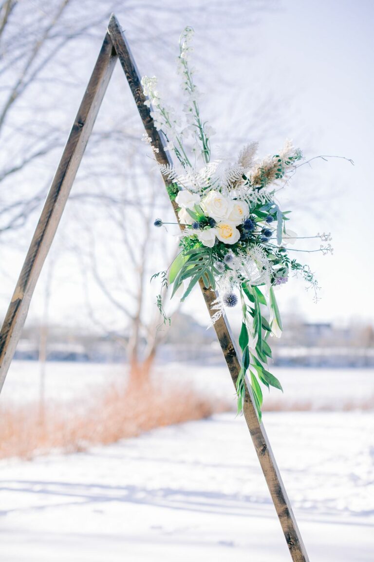 Fleuriste À la vie au vert – arche triangle bois hiver neige