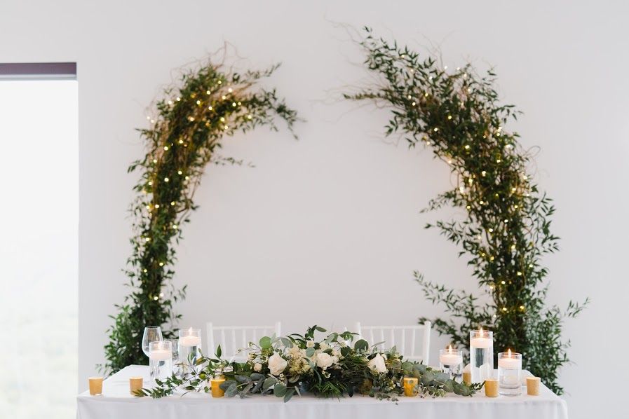 Fleuriste À la vie au vert – arche végétale lumineuse table d'honneur