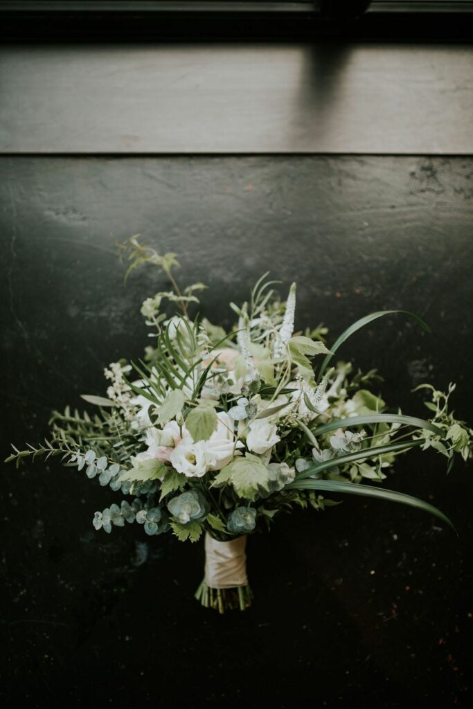 Fleuriste À la vie au vert – bouquet blanc vert fond sombre