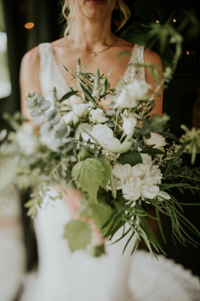 Fleuriste À la vie au vert – bouquet blanc vert mariée détail