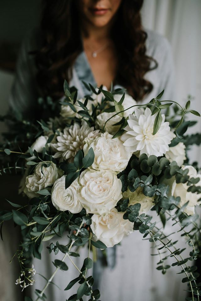 Fleuriste À la vie au vert – bouquet cascade blanc verdure