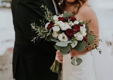 Fleuriste À la vie au vert – bouquet hiver bordeaux blanc roses