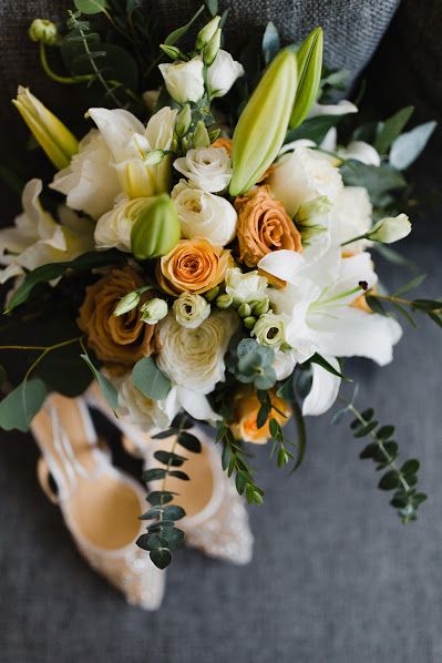 Fleuriste À la vie au vert – bouquet orange blanc chaussures mariée