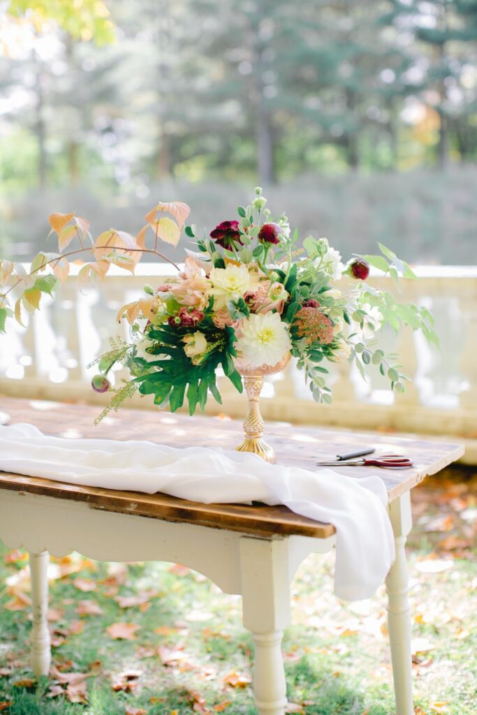 Fleuriste À la vie au vert – centre de table automne banc champêtre