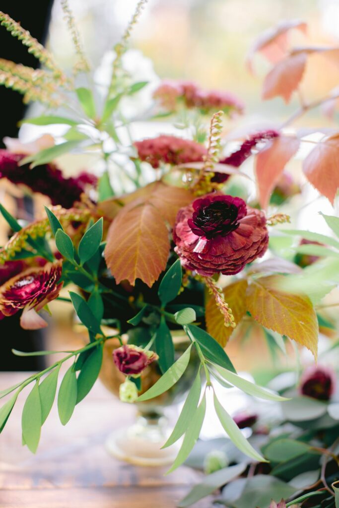 Fleuriste À la vie au vert – centre de table automne bordeaux blush