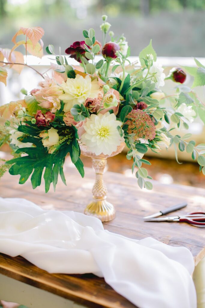 Fleuriste À la vie au vert – centre de table automne dahlia vase doré