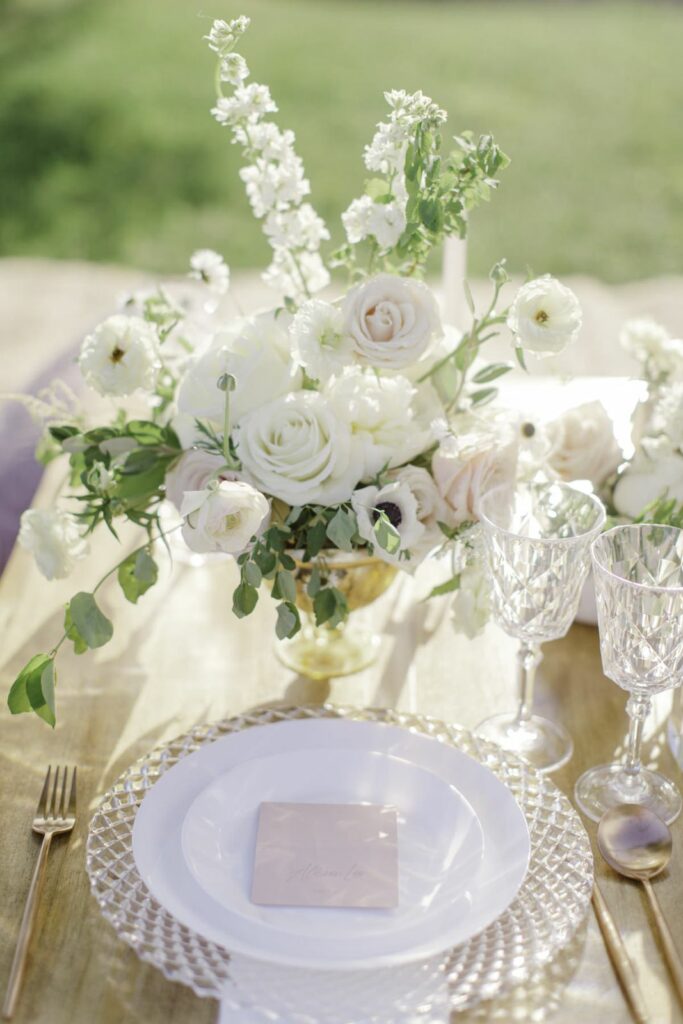 Fleuriste À la vie au vert – centre de table blanc blush anemones