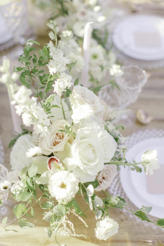 Fleuriste À la vie au vert – centre de table blanc romantique dentelle