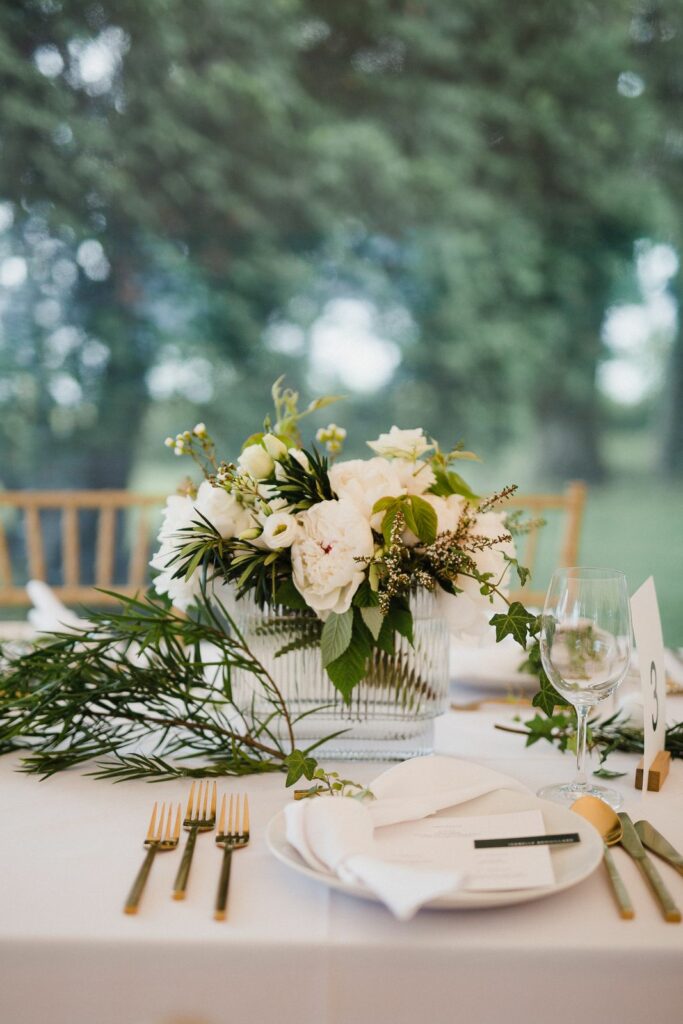 Fleuriste À la vie au vert – centre de table blanc vert couverts dores