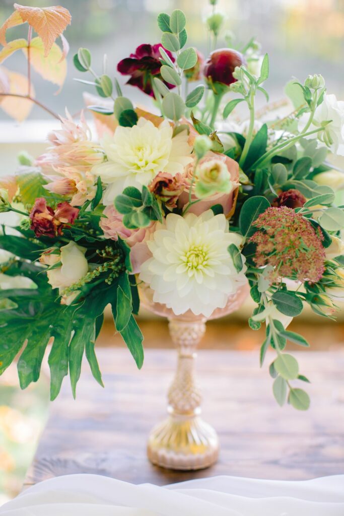 Fleuriste À la vie au vert – centre de table dahlia pêche vase doré