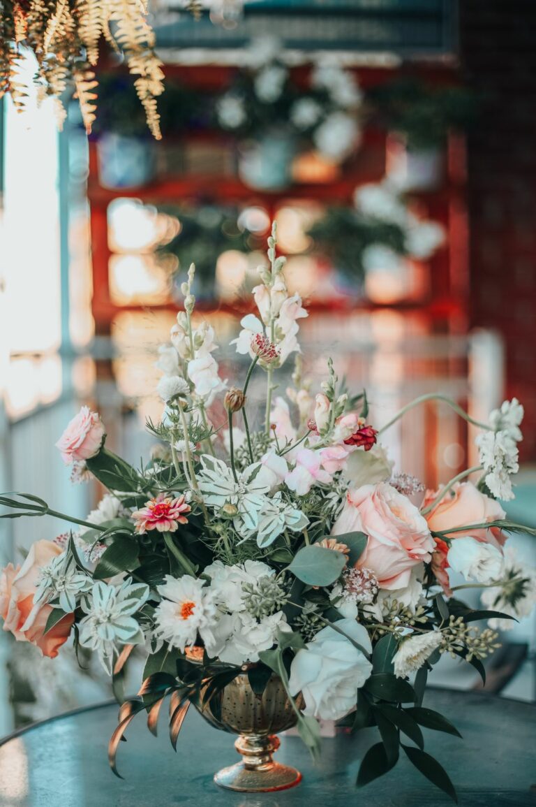 Fleuriste À la vie au vert – centre de table pastel rose blanc