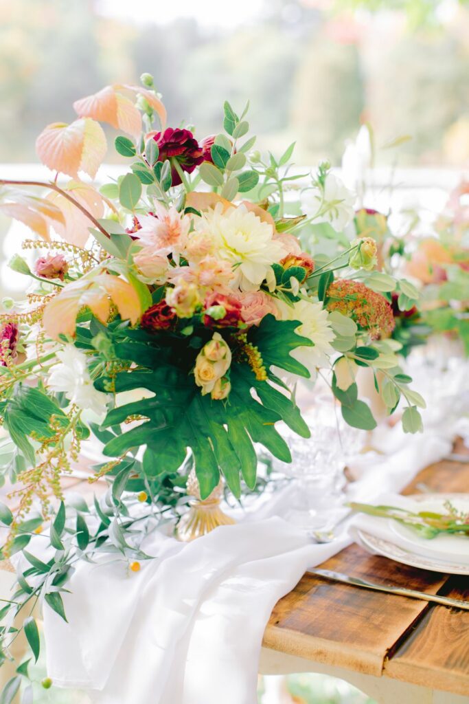 Fleuriste À la vie au vert – centre de table pêche bordeaux bois
