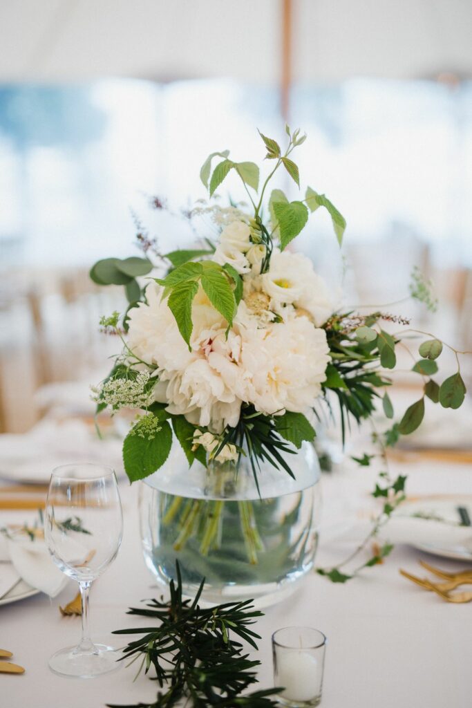 Fleuriste À la vie au vert – centre de table pivoines blanches vase verre