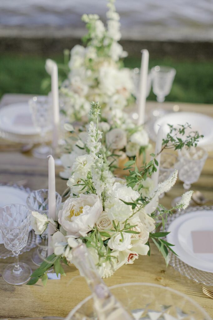 Fleuriste À la vie au vert – chemin de table floral blanc bougies