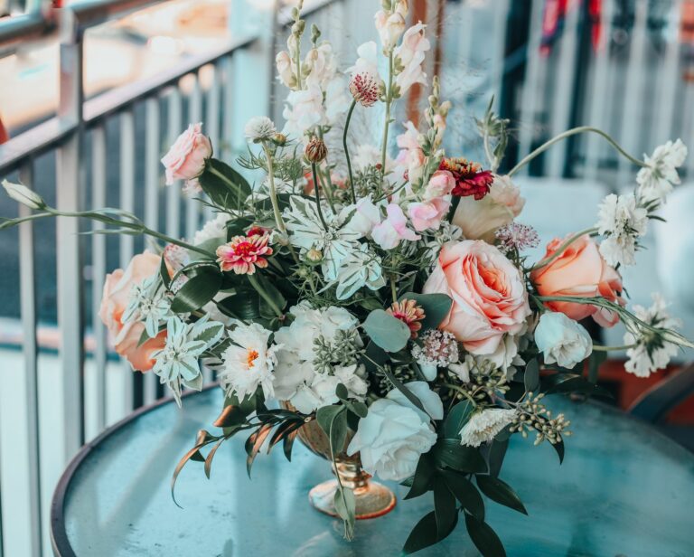 Fleuriste À la vie au vert – composition corail rose terrasse