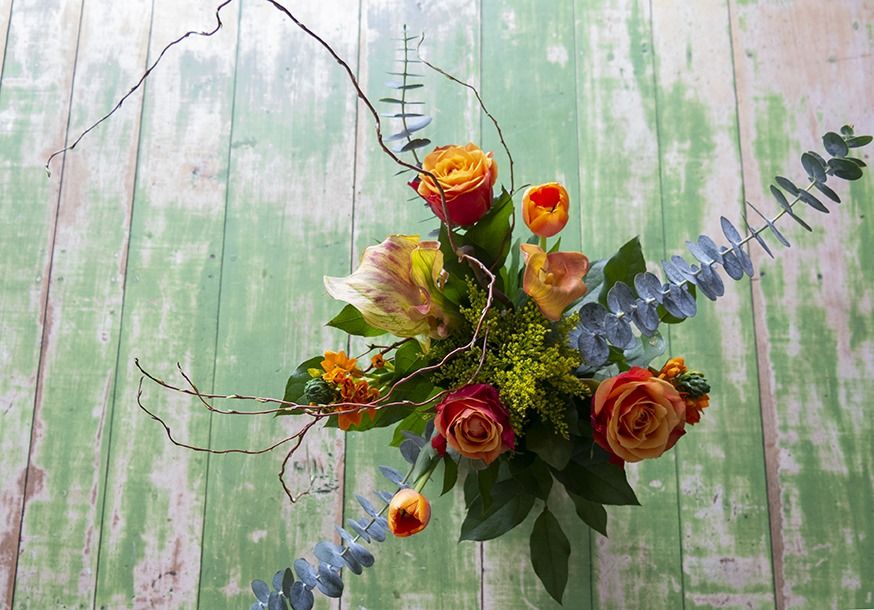 Fleuriste À la vie au vert – composition roses orange eucalyptus