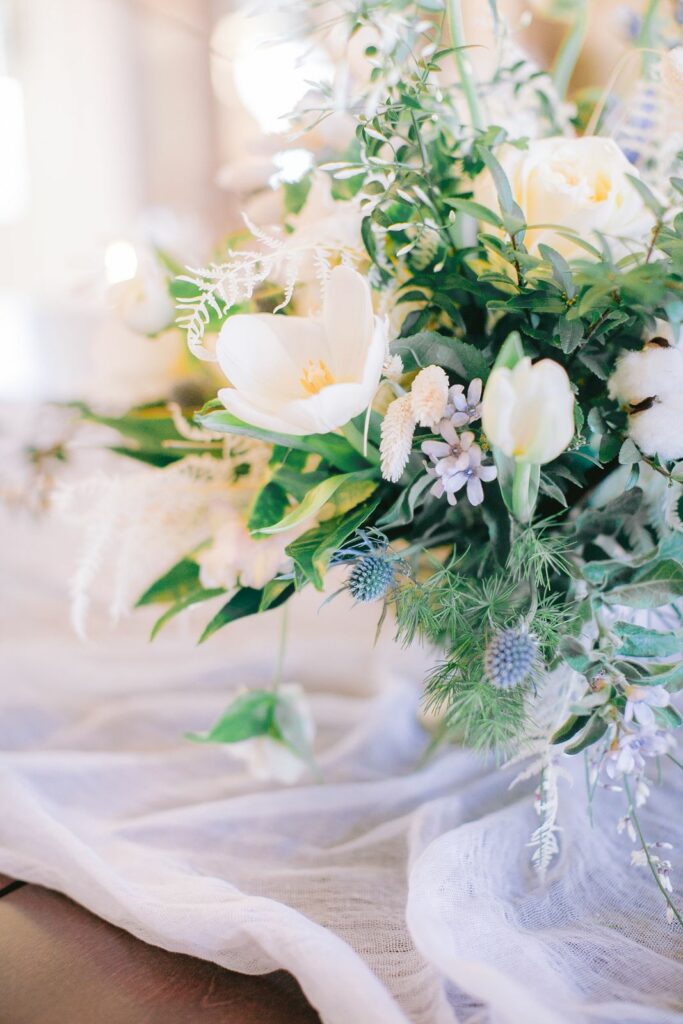 Fleuriste À la vie au vert – composition tulipes lavande voilage