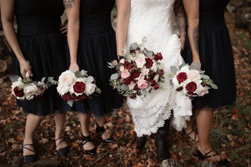 Fleuriste À la vie au vert – demoiselles d'honneur bouquets bordeaux