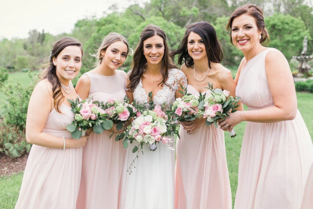 Fleuriste À la vie au vert – demoiselles d'honneur rose poudré bouquets