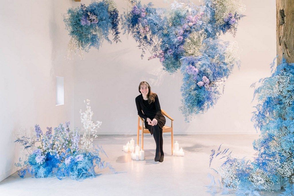 Fleuriste À la vie au vert – fleuriste installation florale suspendue bleue