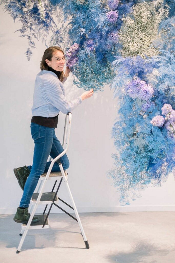 Fleuriste À la vie au vert – fleuriste installation murale fleurie escabeau