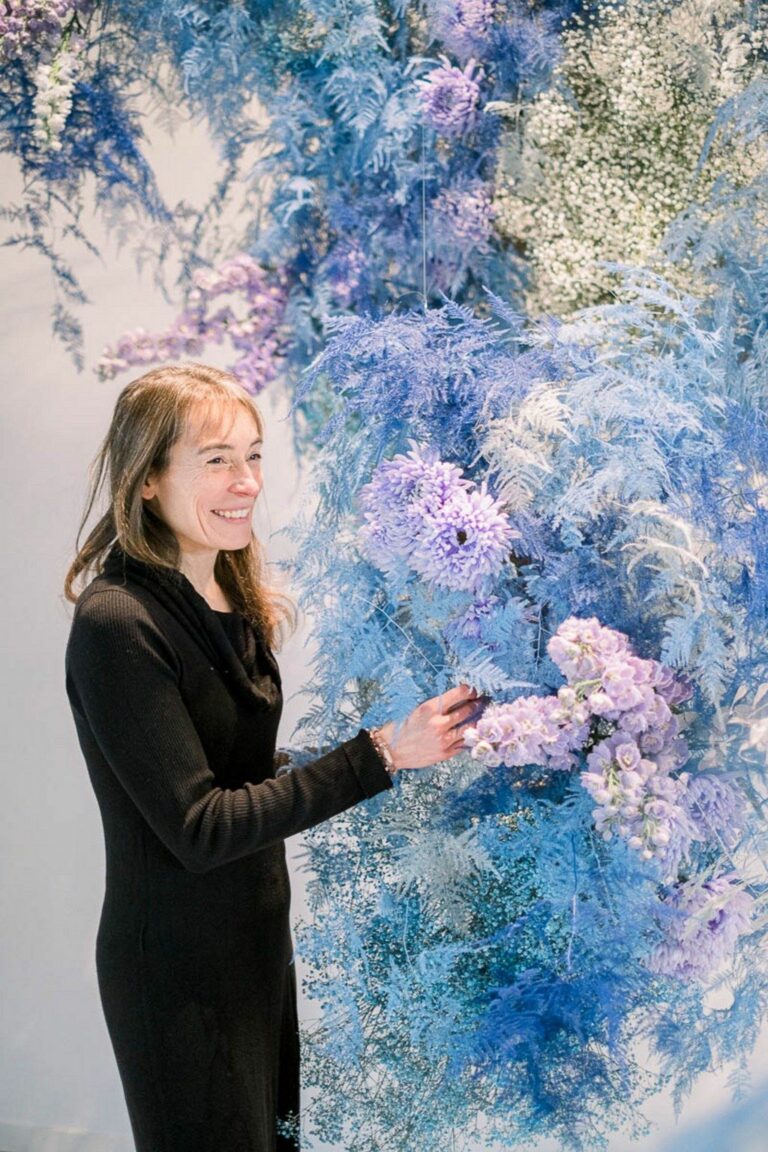 Fleuriste À la vie au vert – fleuriste mur floral bleu lilas création