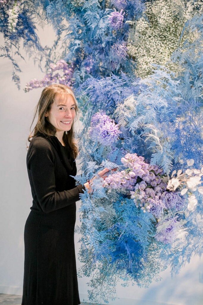 Fleuriste À la vie au vert – fleuriste mur floral bleu sourire