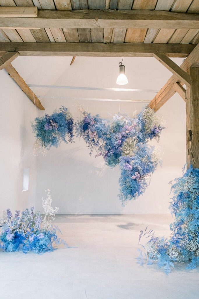Fleuriste À la vie au vert – installation florale bleue grange