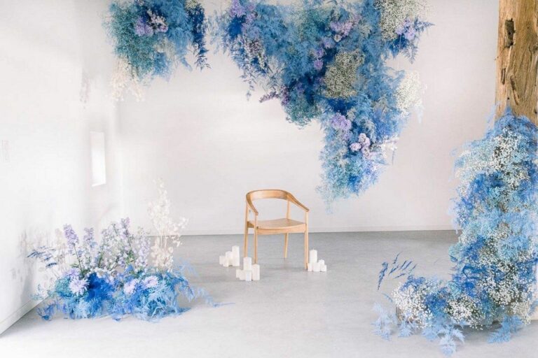 Fleuriste À la vie au vert – installation florale suspendue bleue cérémonie