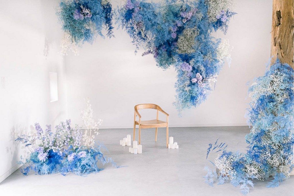 Fleuriste À la vie au vert – installation florale suspendue bleue cérémonie