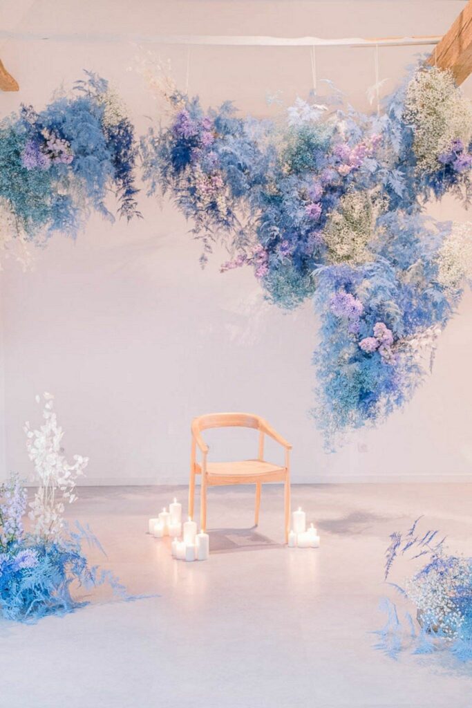Fleuriste À la vie au vert – installation suspendue bleue chaise