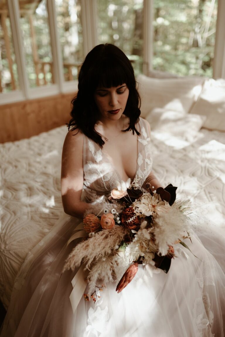 Fleuriste À la vie au vert – mariée assise bouquet bohème séché
