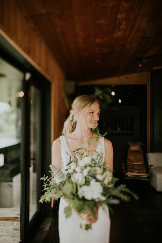 Fleuriste À la vie au vert – mariée bouquet blanc blush porte