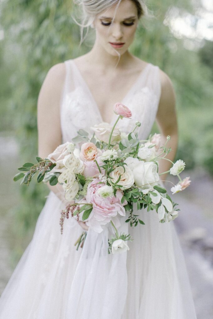 Fleuriste À la vie au vert – mariée bouquet blush saule pleureur