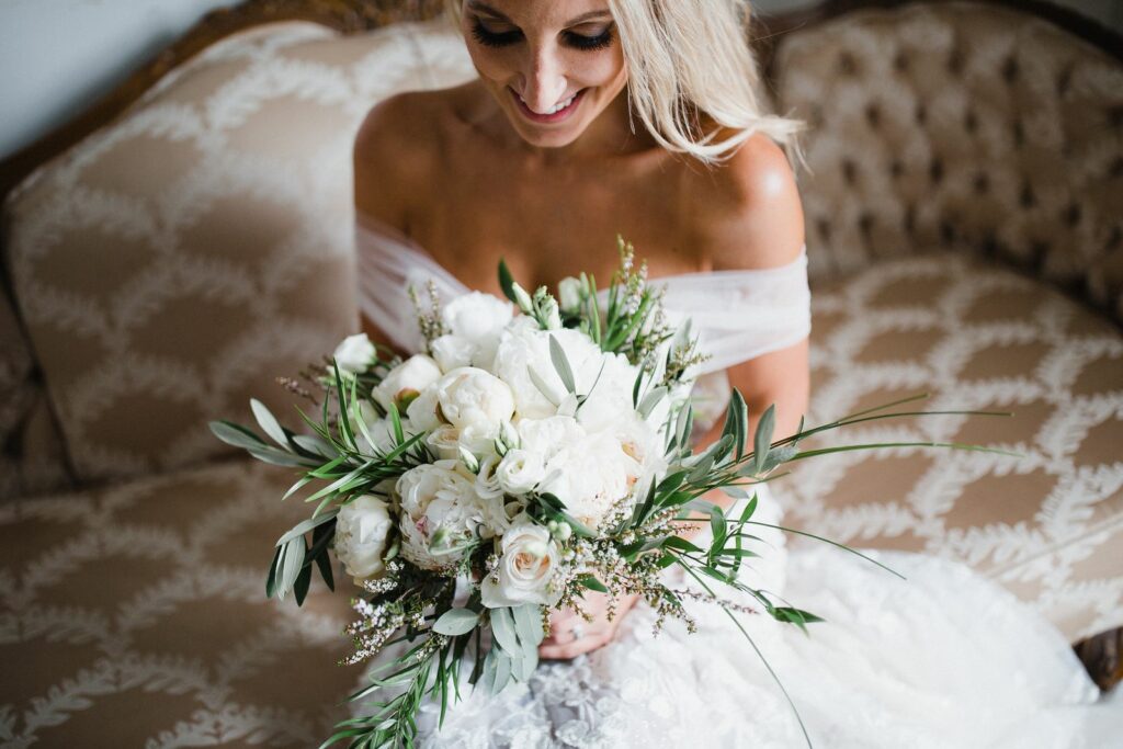 Fleuriste À la vie au vert – mariée canape bouquet blanc vert