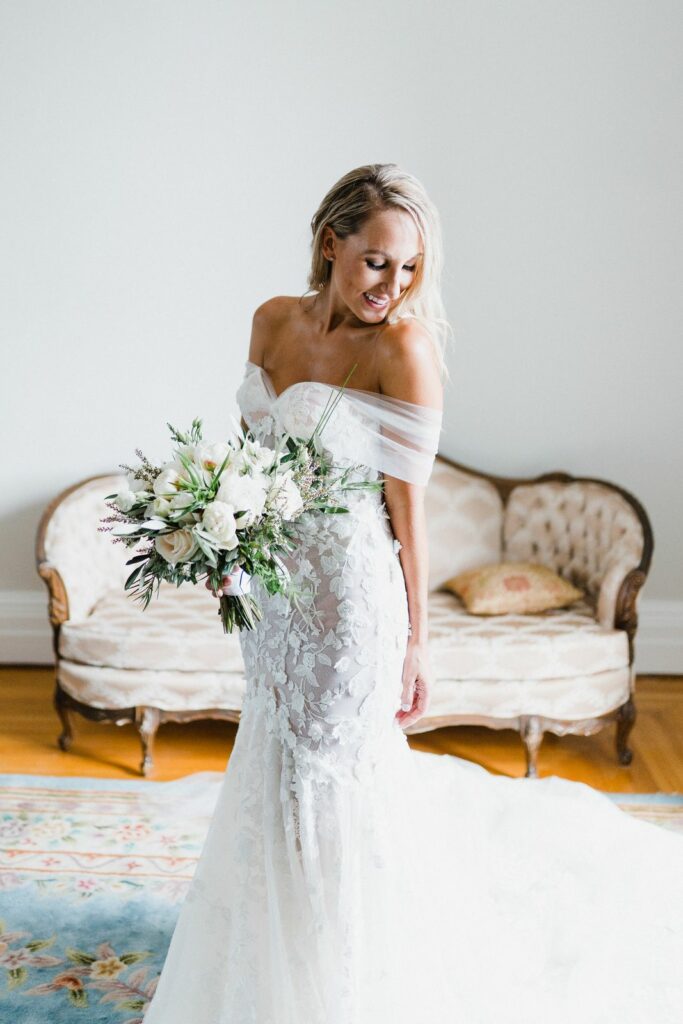 Fleuriste À la vie au vert – mariée debout bouquet blanc vert
