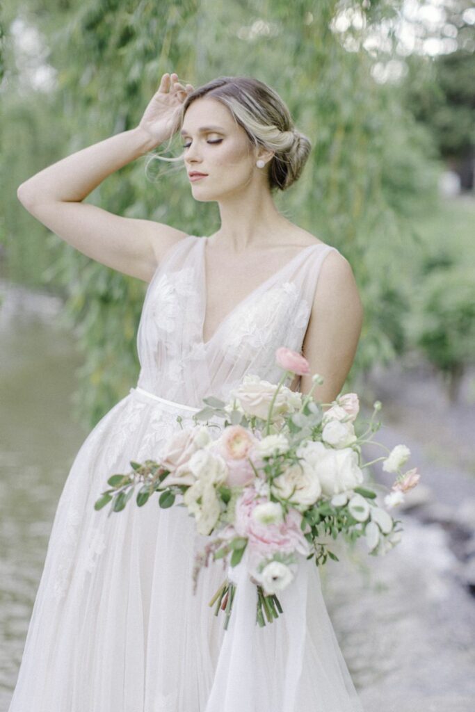 Fleuriste À la vie au vert – mariée saule bouquet blush pose