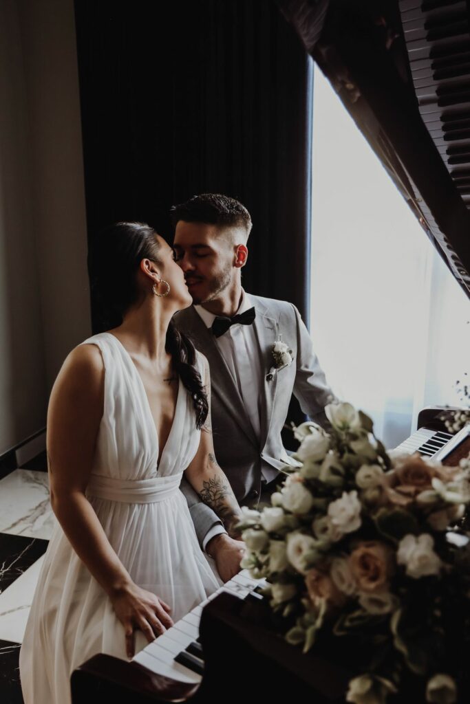 Fleuriste À la vie au vert – mariés piano bouquet