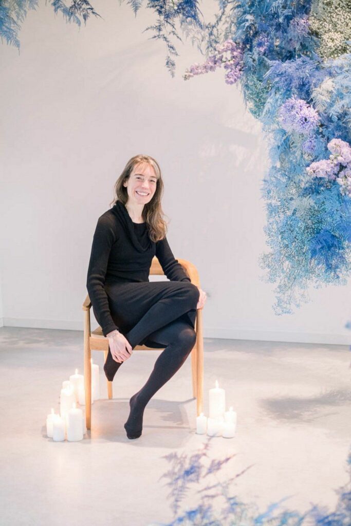 Fleuriste À la vie au vert – portrait fleuriste mur floral