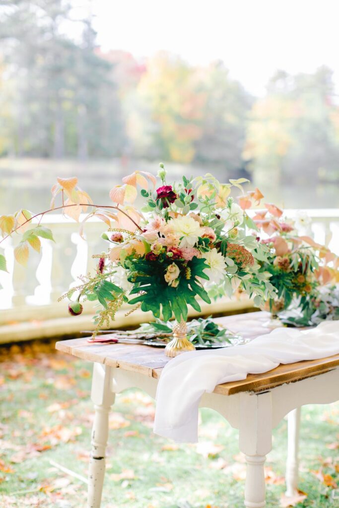 Fleuriste À la vie au vert – table automne chemin blanc