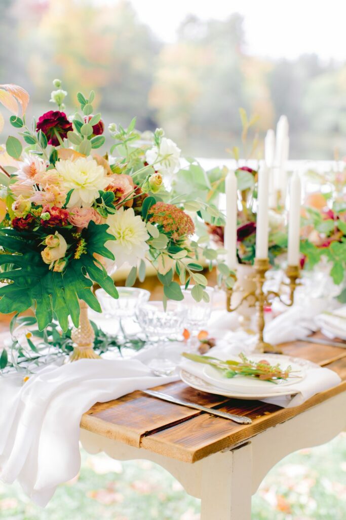 Fleuriste À la vie au vert – table automne composition chandelier doré