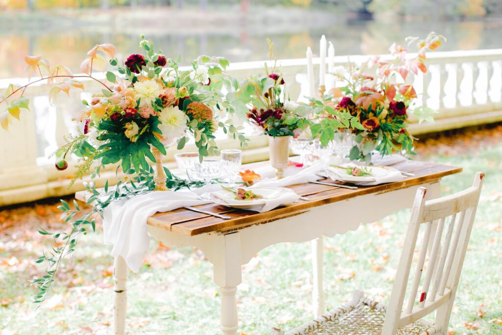 Fleuriste À la vie au vert – table automne terrasse vue ensemble