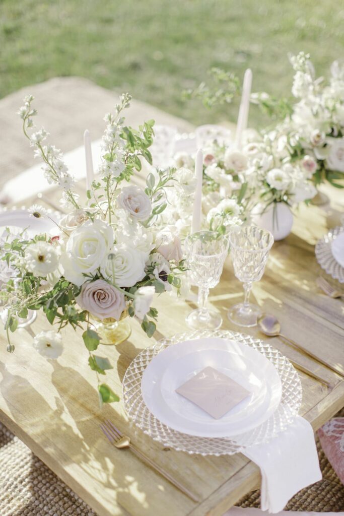 Fleuriste À la vie au vert – table champêtre fleurs blanches pastel