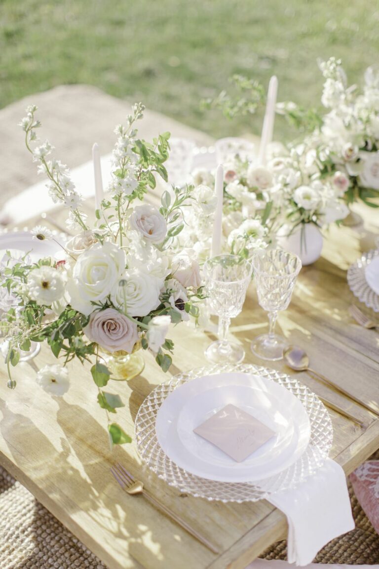 Fleuriste À la vie au vert – table champêtre fleurs blanches pastel