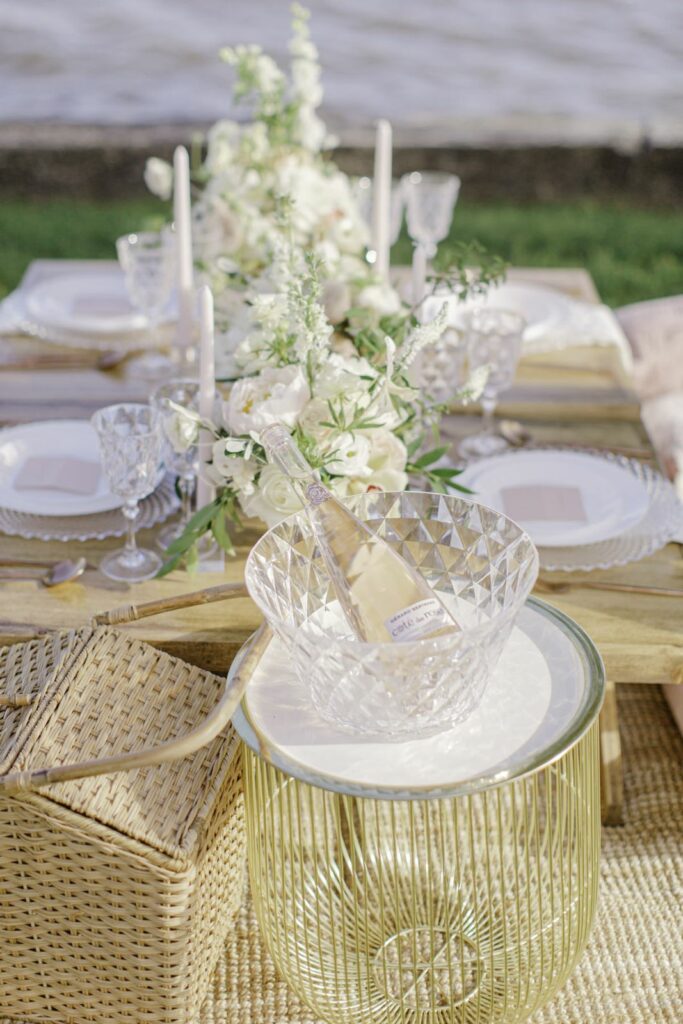 Fleuriste À la vie au vert – table extérieure seau champagne fleurs blanches