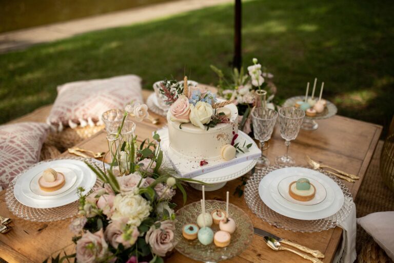 Fleuriste À la vie au vert – table pique-nique mariage pastel gateau