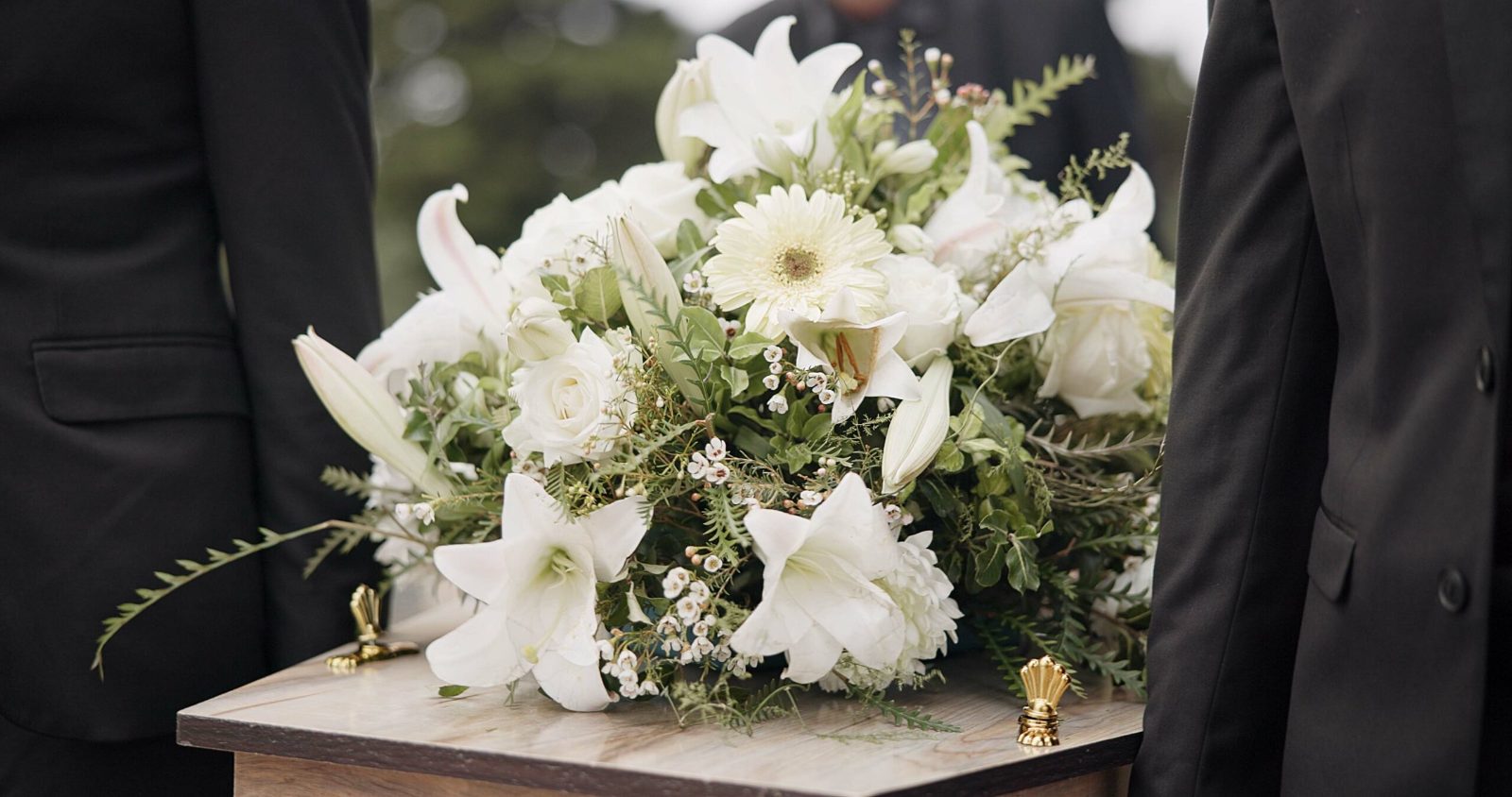Composition de fleurs blanches pour une cérémonie d’hommage