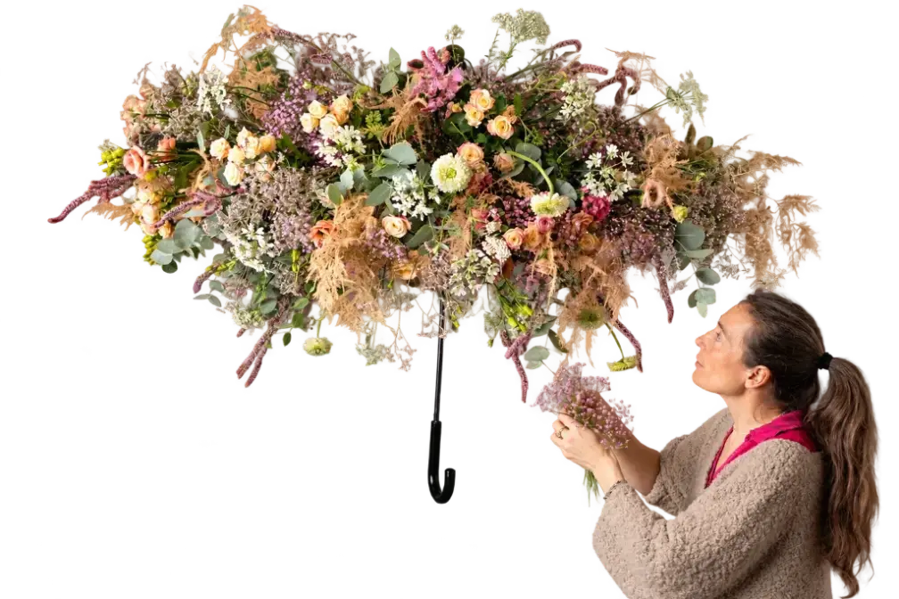 Laurence Requilé et sa composition florale suspendue, montée sans mousse florale